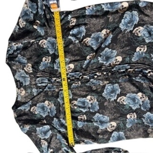 Torrid Blouse Size 1 (14-16) Black and Blue Skull Top - Picture 5 of 9